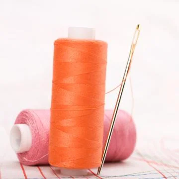 Spool of thread and needle. sew accessories. Foto stock