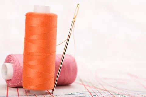 Spool of thread and needle. sew accessories. Foto stock