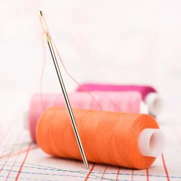 Spool of thread and needle. sew accessories. Foto stock