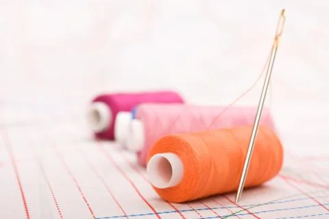 Spool of thread and needle. sew accessories. Foto stock