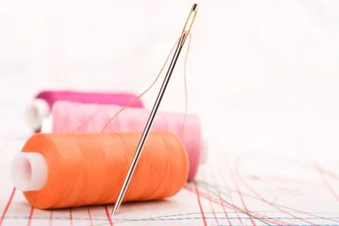 Spool of thread and needle. sew accessories. Foto stock