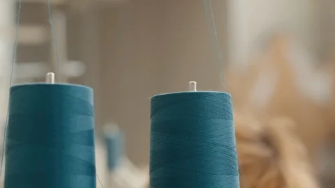 Spool of thread on a sewing machine 動画素材 117932440