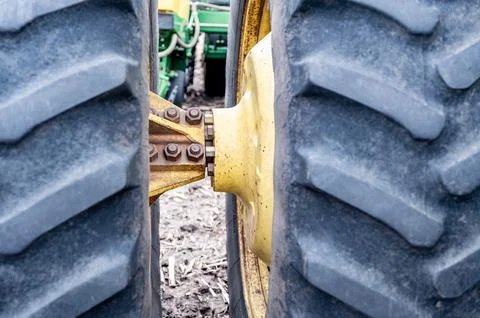 Spool type extension connection for dual tractor tires in a agricultural field. Foto stock