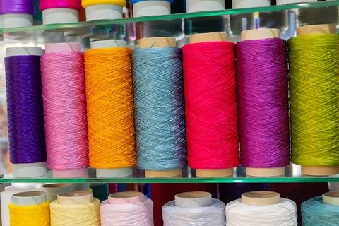 Spools of colored thread on the store sheet 库存照片