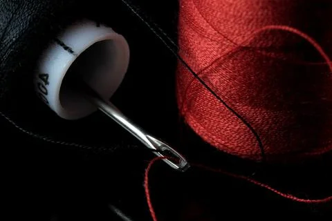 Spools of red and black thread Foto stock