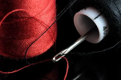 Spools of red and black thread Foto stock