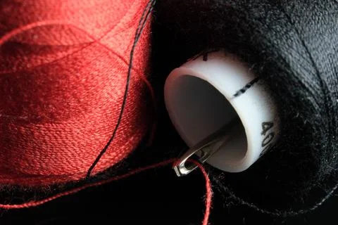 Spools of red and black thread Foto stock
