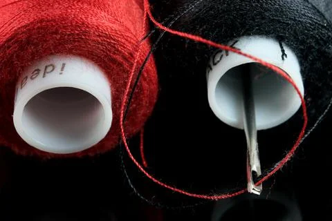 Spools of red and black thread Foto stock