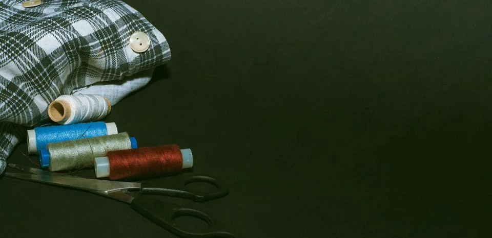 Spools of thread and basic sewing tools, including, needles and tape measure, Stock-Fotos