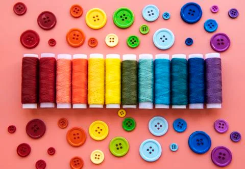 Spools of thread and buttons on the colors of the rainbow Foto stock