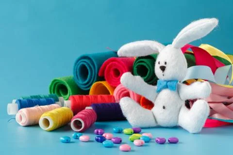 Spools of thread and sewing tools Foto stock