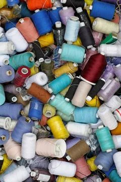 Spools thread Bunch of thread spools in various color Copyright: xZoonar.c... Foto stock