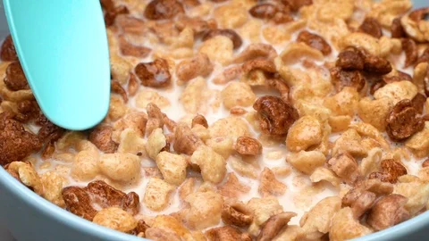 Spoon and corn flakes with milk Video stock 109797372