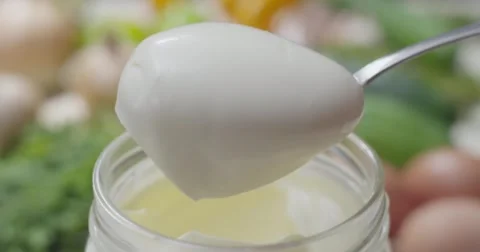 Spoon dipping into mayonnaise Vidéo 43857736