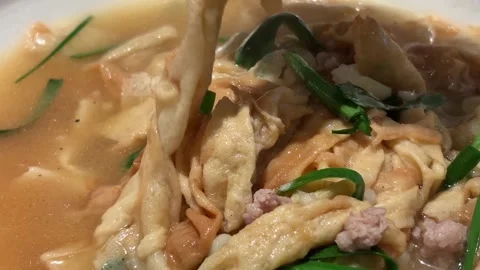 Spoon lifting braised pork skin with minced pork and chive, gourmet food Vídeos de archivo 332451069