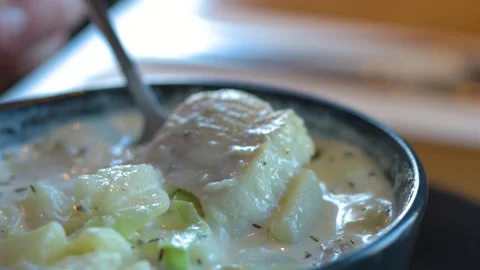 Spoon Lifting Chunky Haddock from Creamy Scottish Soup Stockbeeldmateriaal 318635353