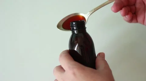 A spoon of medicine in woman's hands Vídeo Stock 64623154