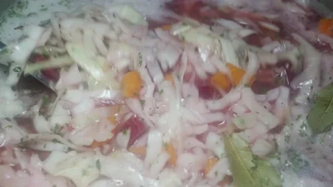 Spoon mixes red borscht with beets, cabbage and pork bones Vidéo 231325631