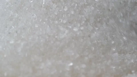 The spoon picks up the sugar and it slowly falls off it. Macro, close-up 库存影片 160434360