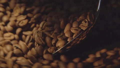 Spoon spilling coffee beans Stock Footage 129871634