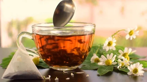 Spoon the tea chamomile tea. Chamomile flowers on the table. Vídeo Stock 94258303