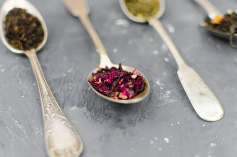 Spoon with tea on the table Foto stock