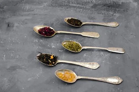 Spoon with tea on the table Foto stock