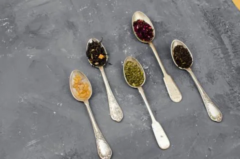 Spoon with tea on the table Foto stock