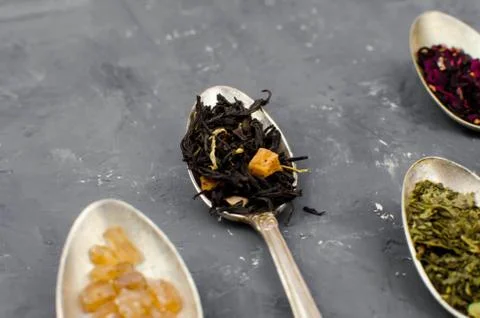 Spoon with tea on the table Foto stock
