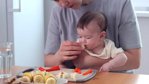 A spoonful of broccoli puree - the first taste Video stock 329860727