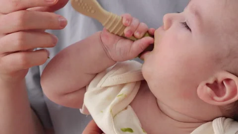 A spoonful of broccoli puree - the first taste Video stock 329864180