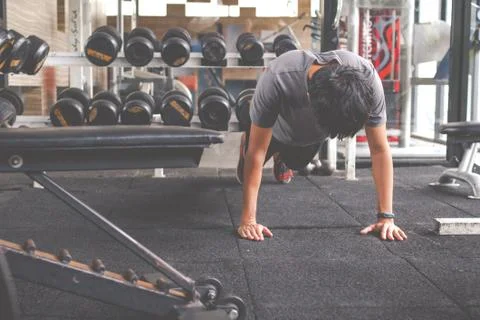 Sport man doing push ups exercise in gym. Workout concept. Fitness concept Foto stock