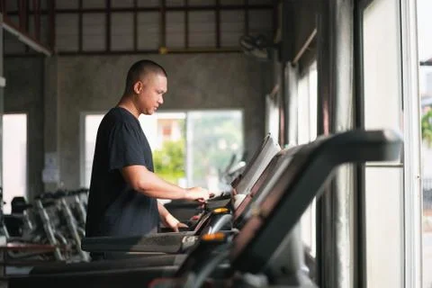 Sport man exercise using walking on the treadmill at the gym Fotos de archivo