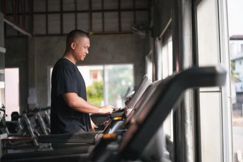 Sport man exercise using walking on the treadmill at the gym Fotos de archivo