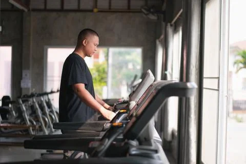Sport man exercise using walking on the treadmill at the gym Foto stock