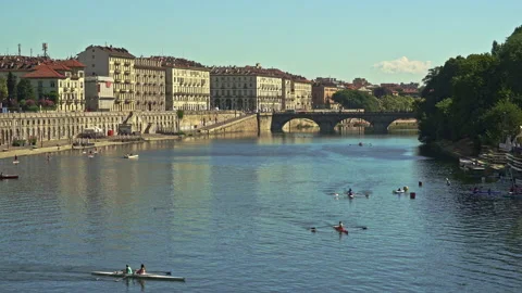 Sporting activity on the Po of the rowing clubs at the Vittorio Emmanuele bridge Video stock 207014599
