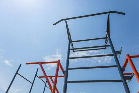 Sporting equipment designed for strength training stands tall against a cle.. Stock-Fotos