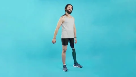 Sportive man with a prosthesis leg gesturing to be well Video stock 228010584
