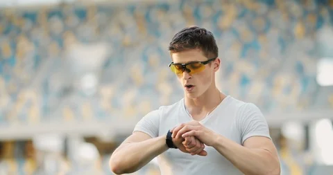 Sportsman Checking Smartwatch Видео 112438244