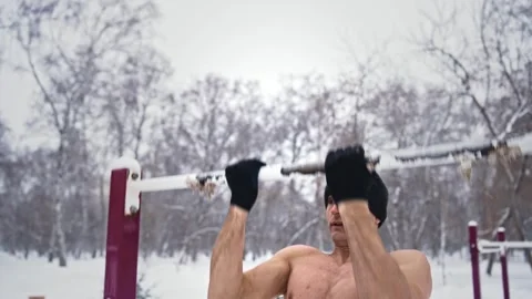 Sportsman training pull up bar. Cold winter fitness workout Arm exercise outdoor 스톡 동영상 262293910