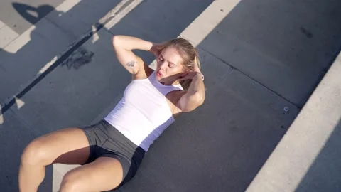 Sportswoman doing abs exercise on steps Vídeos de archivo 159864927