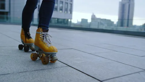 Sporty roller performing skating elements outdoor. Woman riding on rollerblades. 库存影片 158173006