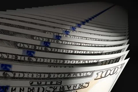 Spot Lit Abstract CLose-up Angle of U.S. 100 Dollar Bills Isolated on a Bla.. Foto stock