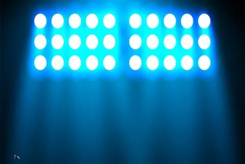 Spotlight on a black background. The blue light shines from the bulbs. The Illustrazione stock
