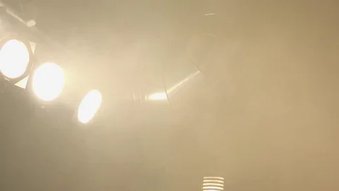 Spotlights on stage. Vídeo Stock 79741602