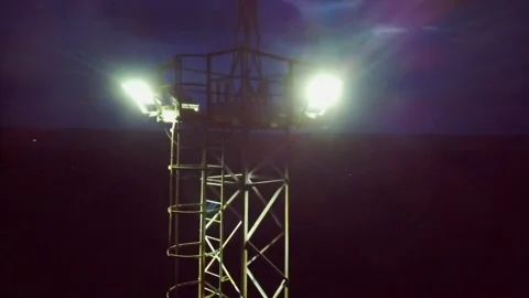 Spotlights on the tower against the background of the night sky Vidéo 137257201