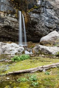 Spouting Rock waterfall from solid limestone cliff Stock-Fotos