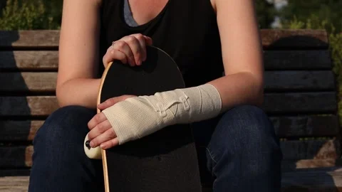 Sprain, dislocation or bruise during active recreation Vidéo 340480835