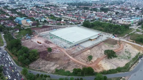 This sprawling urban development features busy city streets. 動画素材 320064119