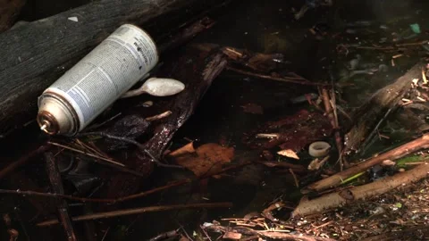 Spray can floating in water Vídeos de archivo 326967433